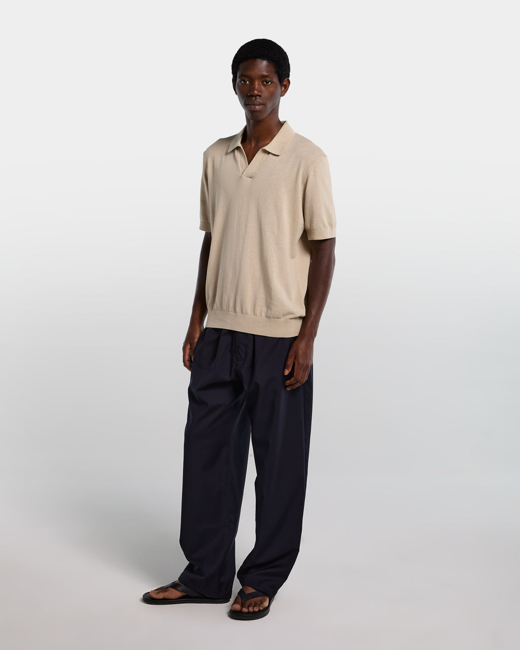 Polo in cotone color sabbia con collo aperto