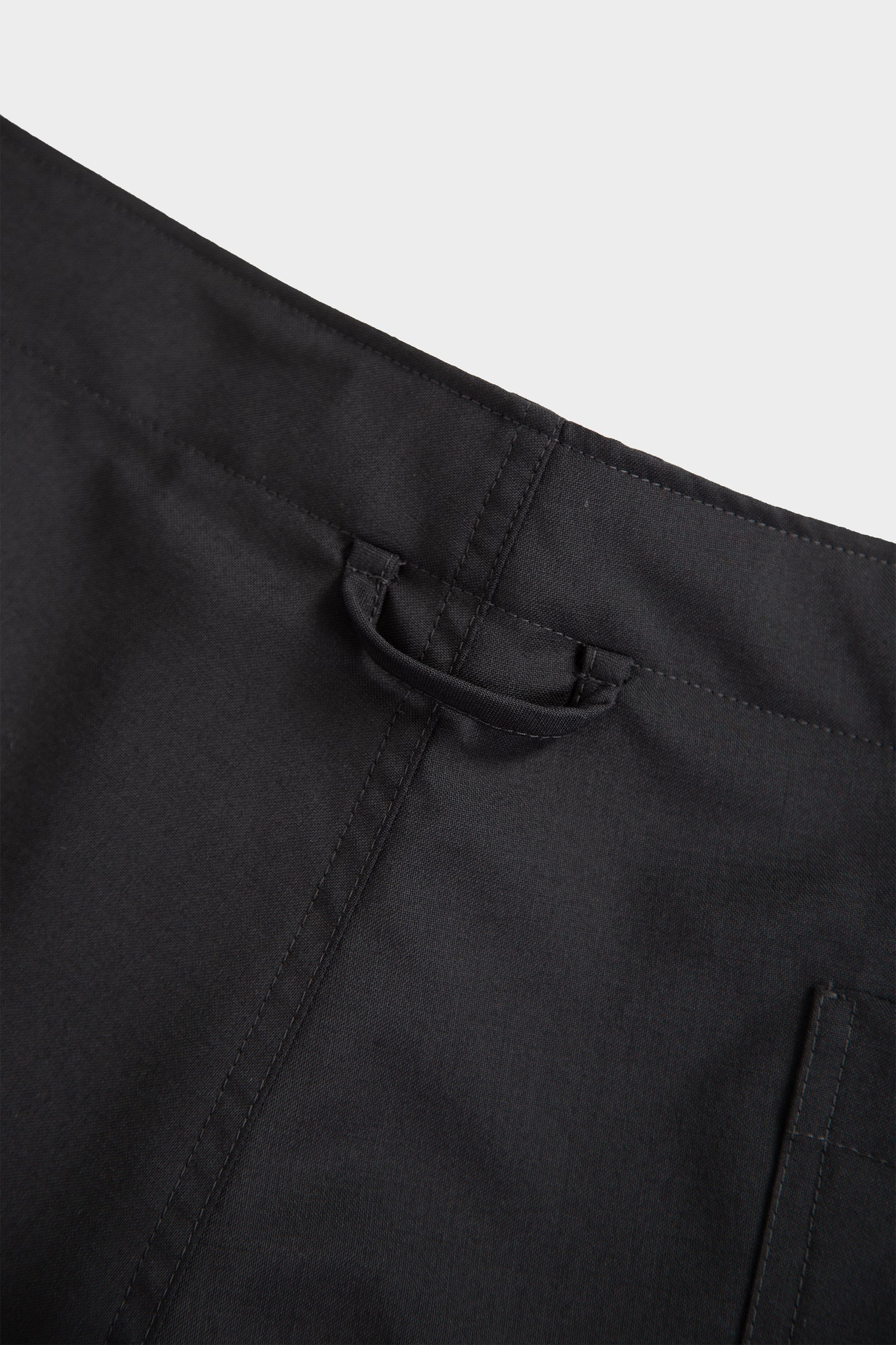 Pantalone nero in frescolana con vita regolabile