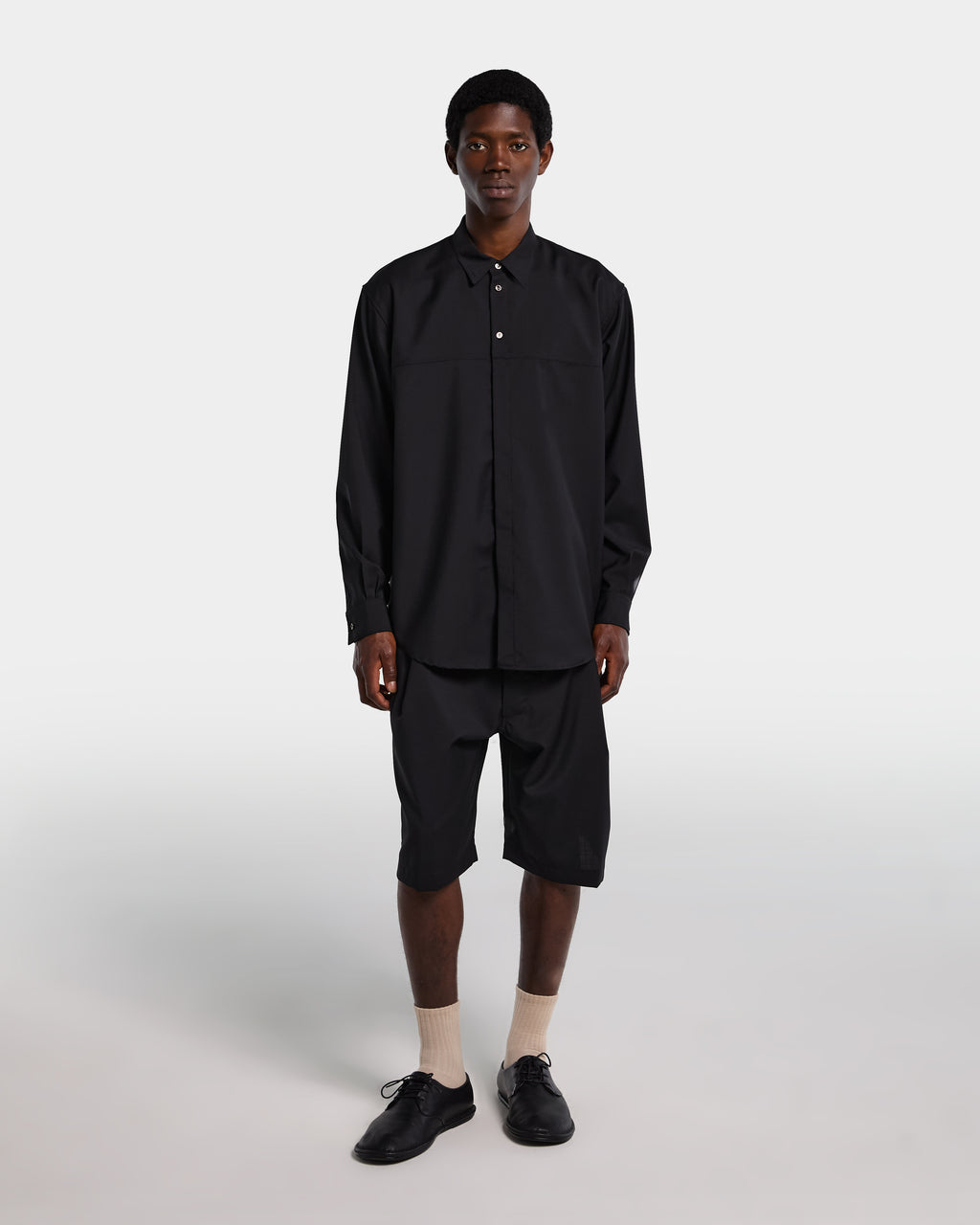 Overshirt nera in frescolana con maniche lunghe