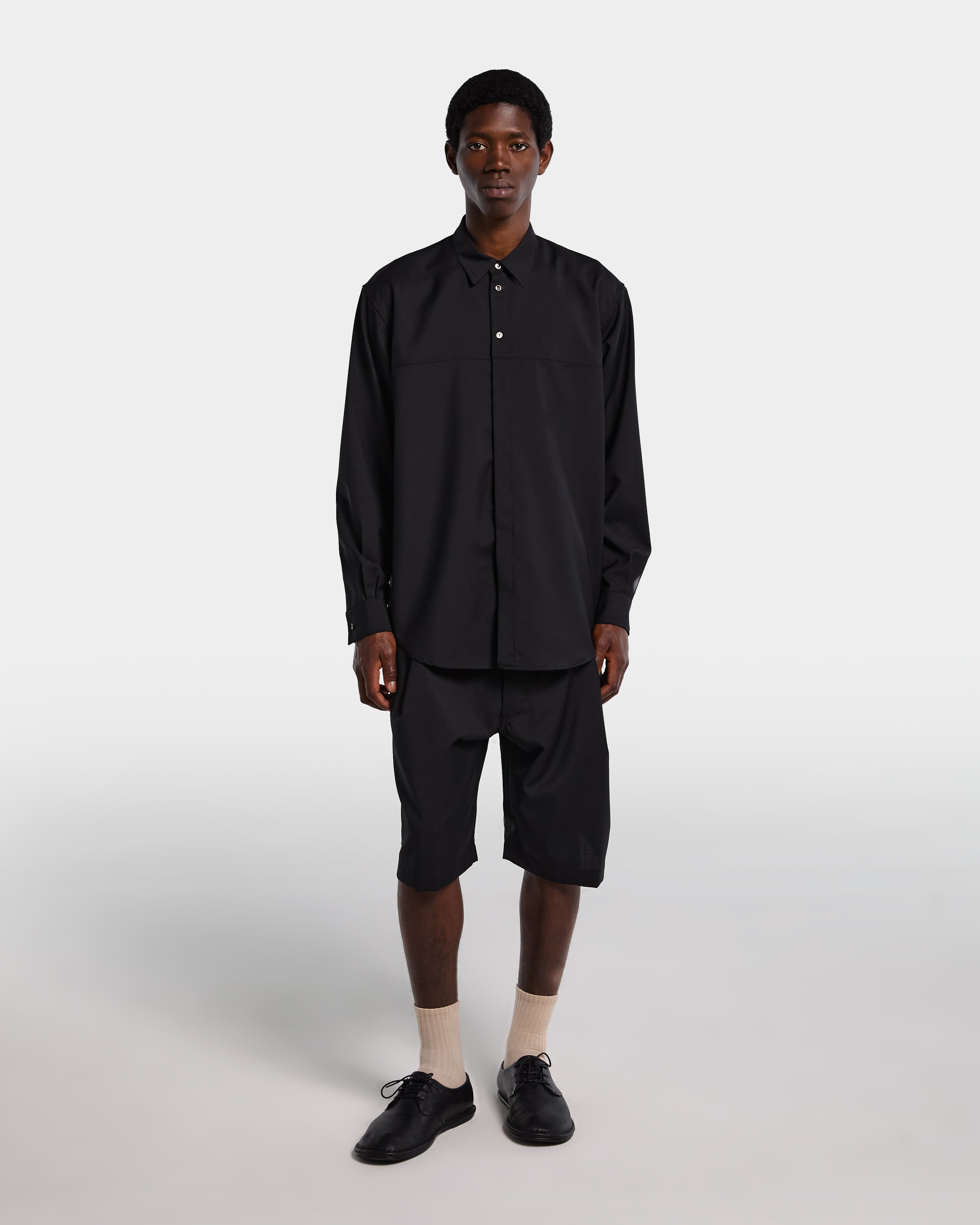 Overshirt nera in frescolana con maniche lunghe