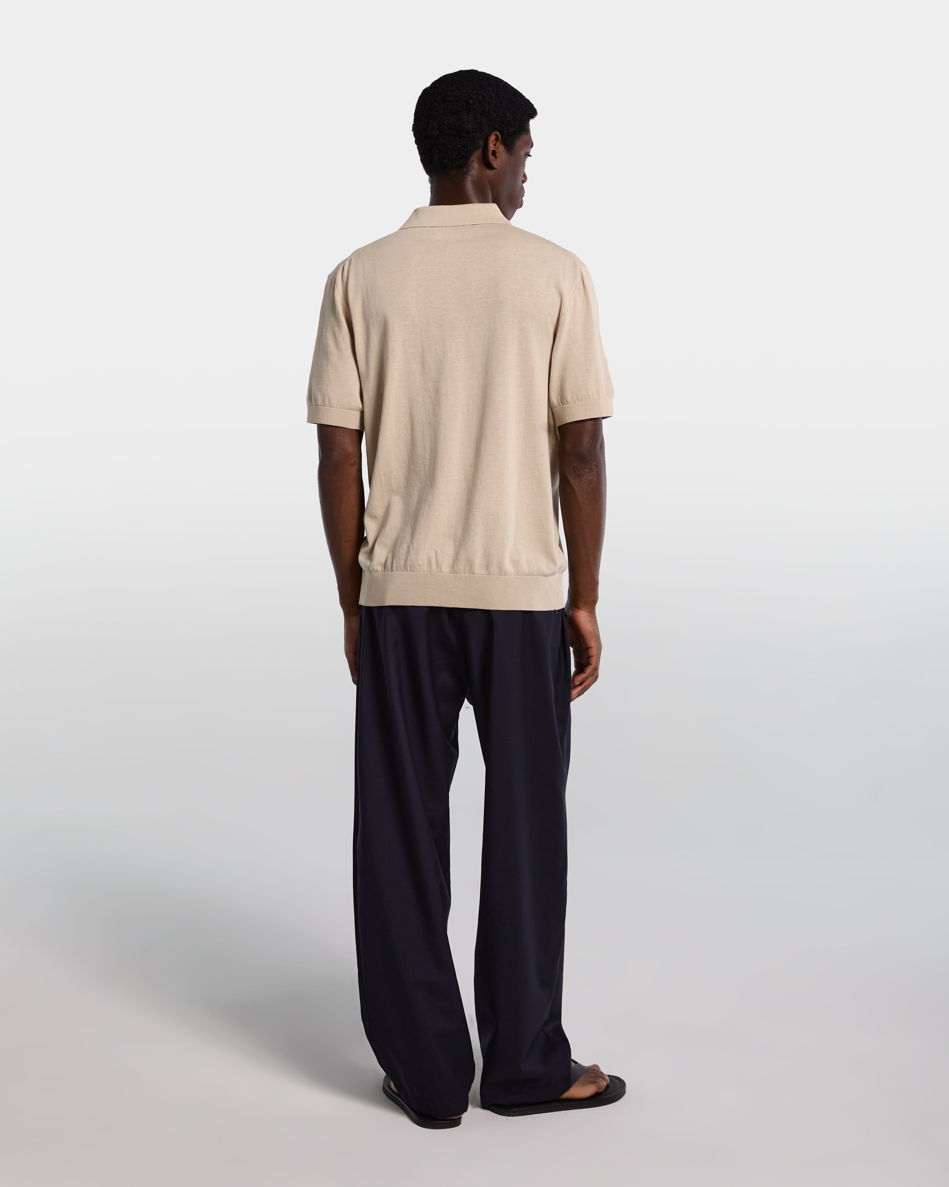 Polo in cotone color sabbia con collo aperto