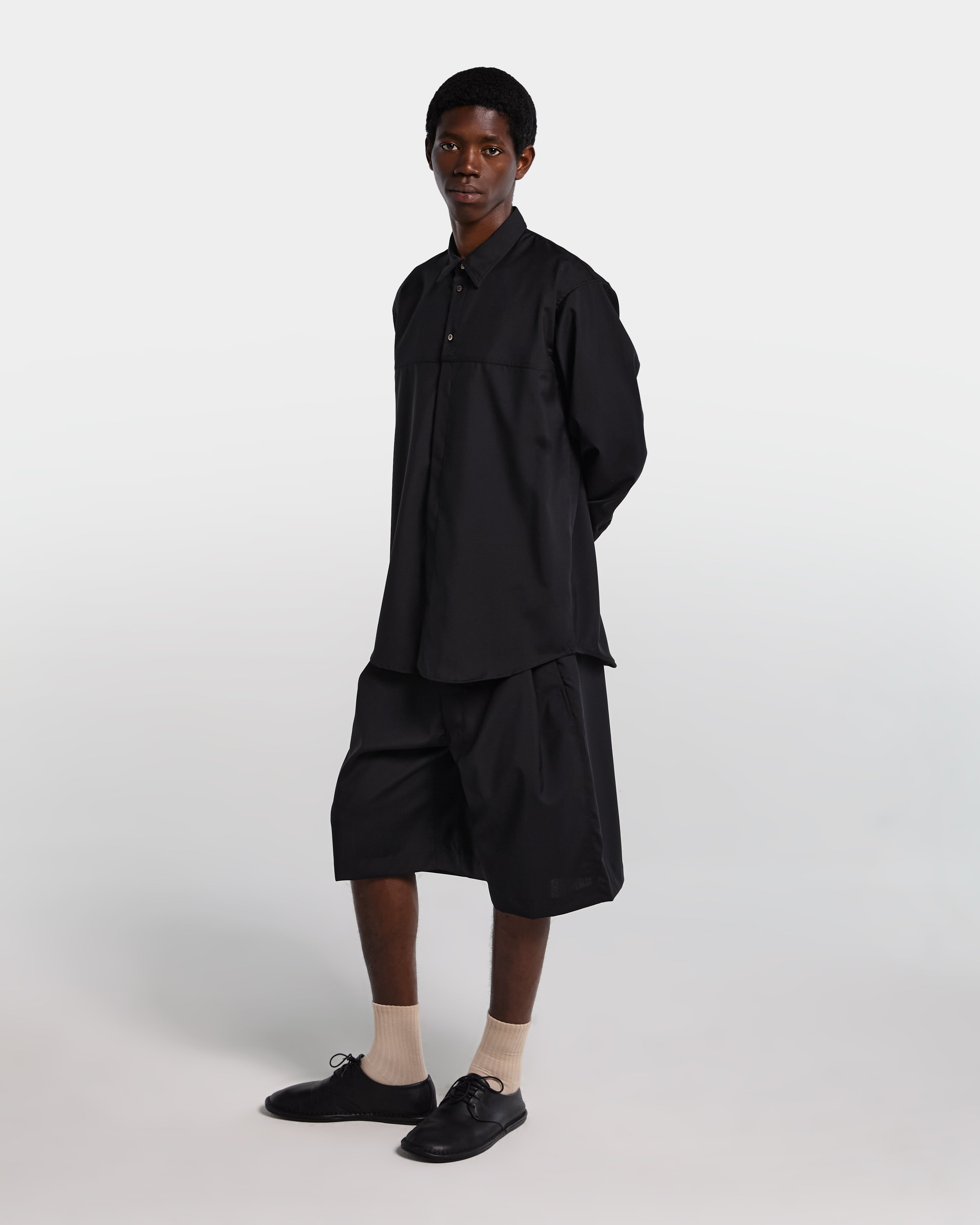 Overshirt nera in frescolana con maniche lunghe
