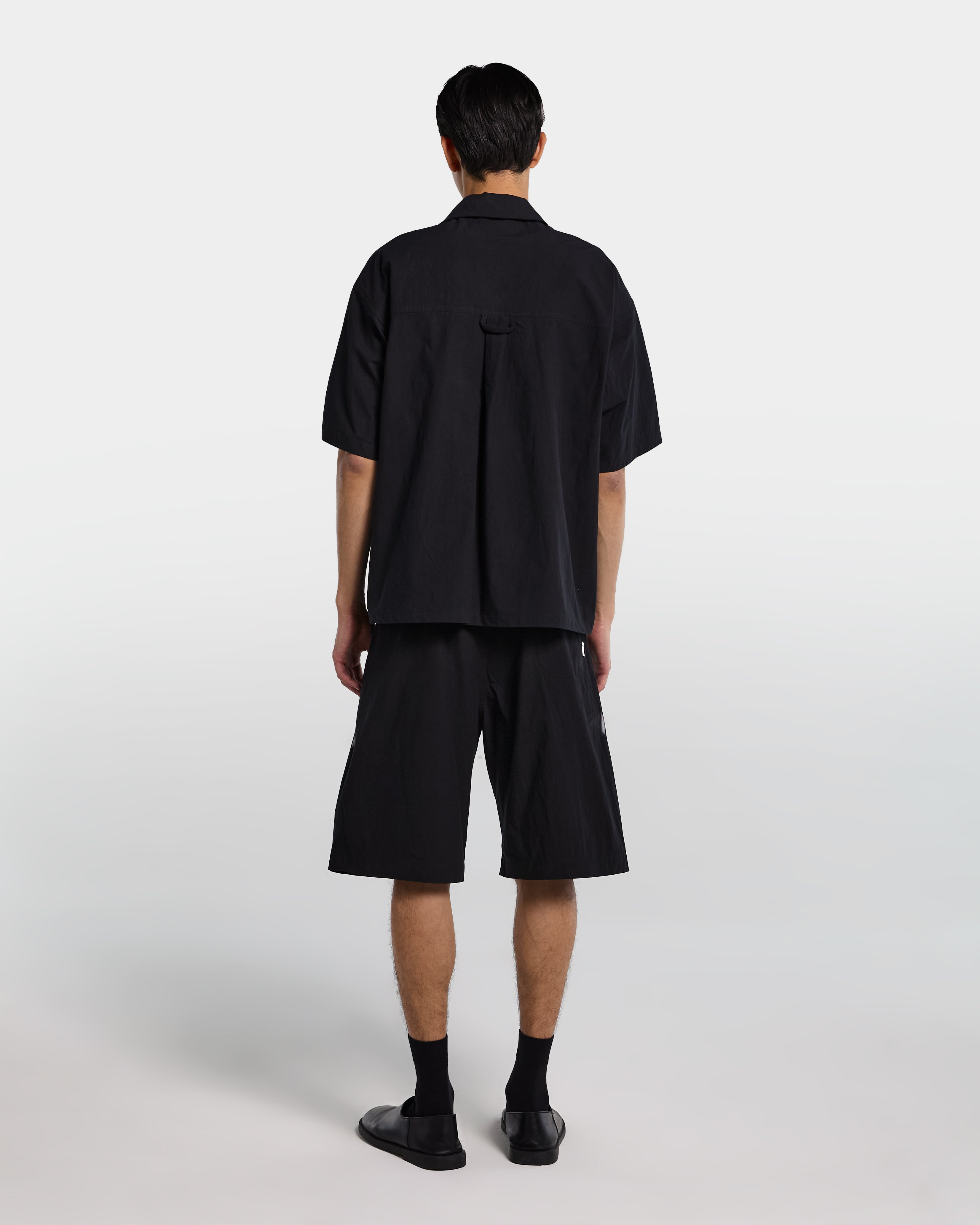 Camicia nera in popeline con zip e maniche corte