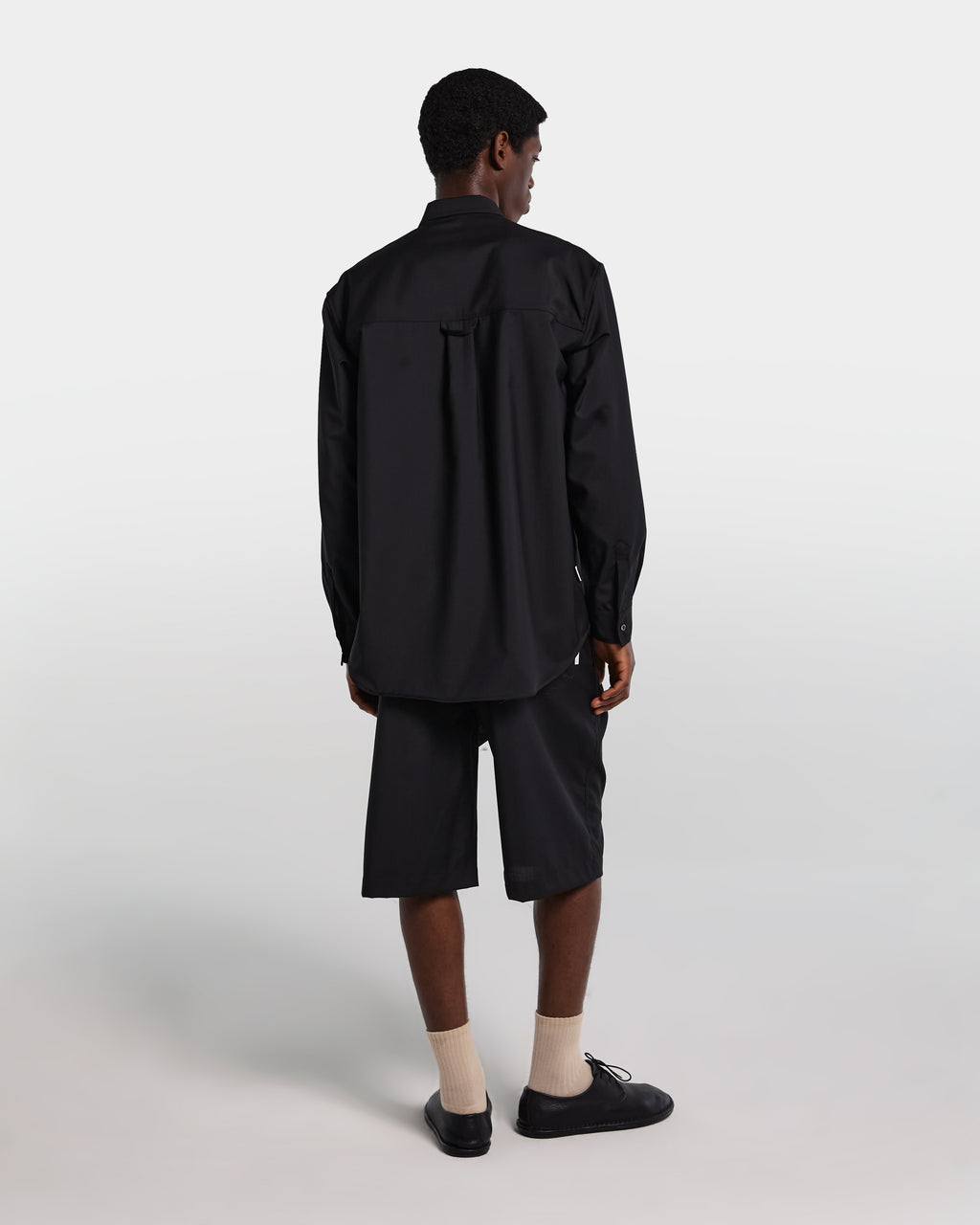 Overshirt nera in frescolana con maniche lunghe