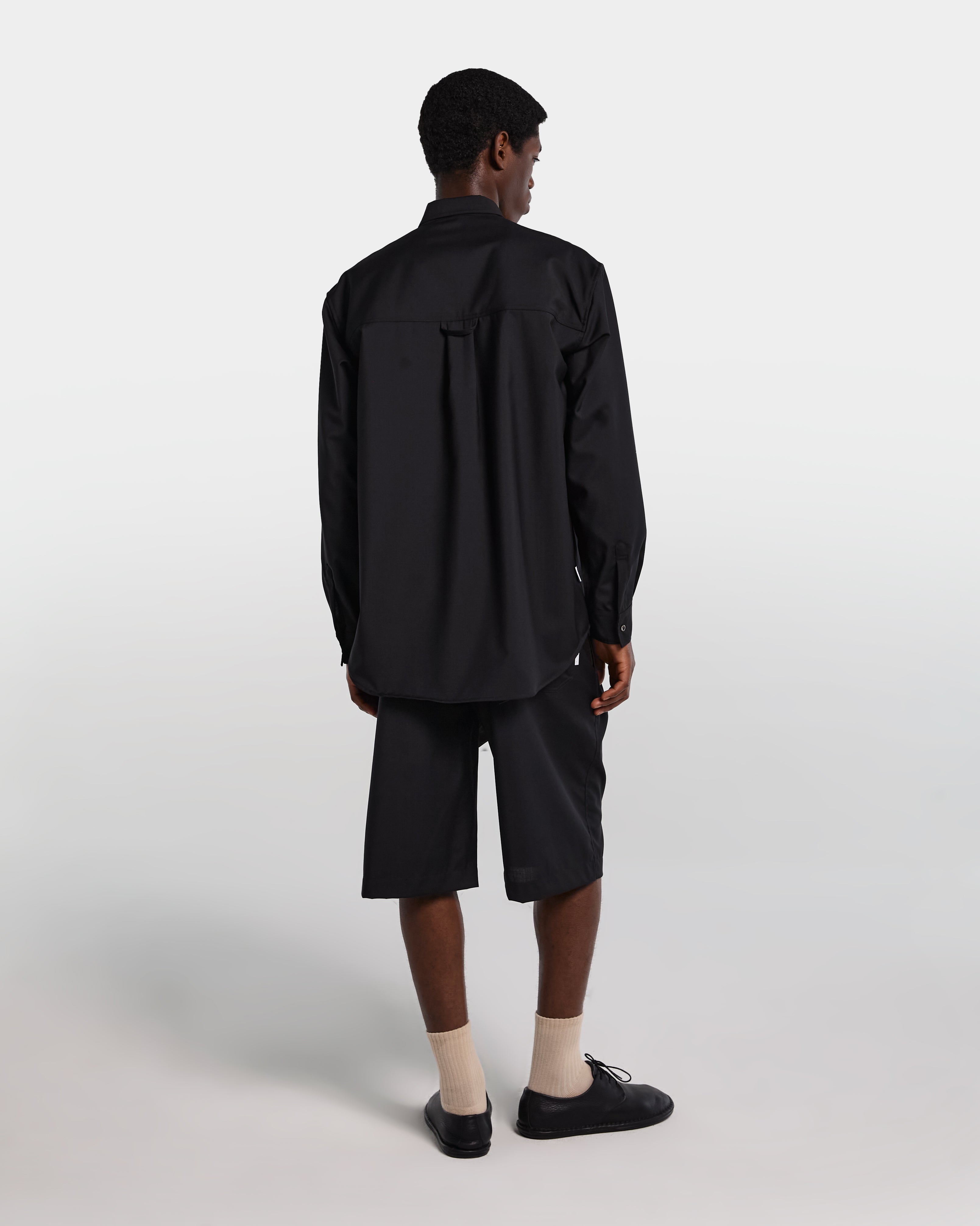 Overshirt nera in frescolana con maniche lunghe