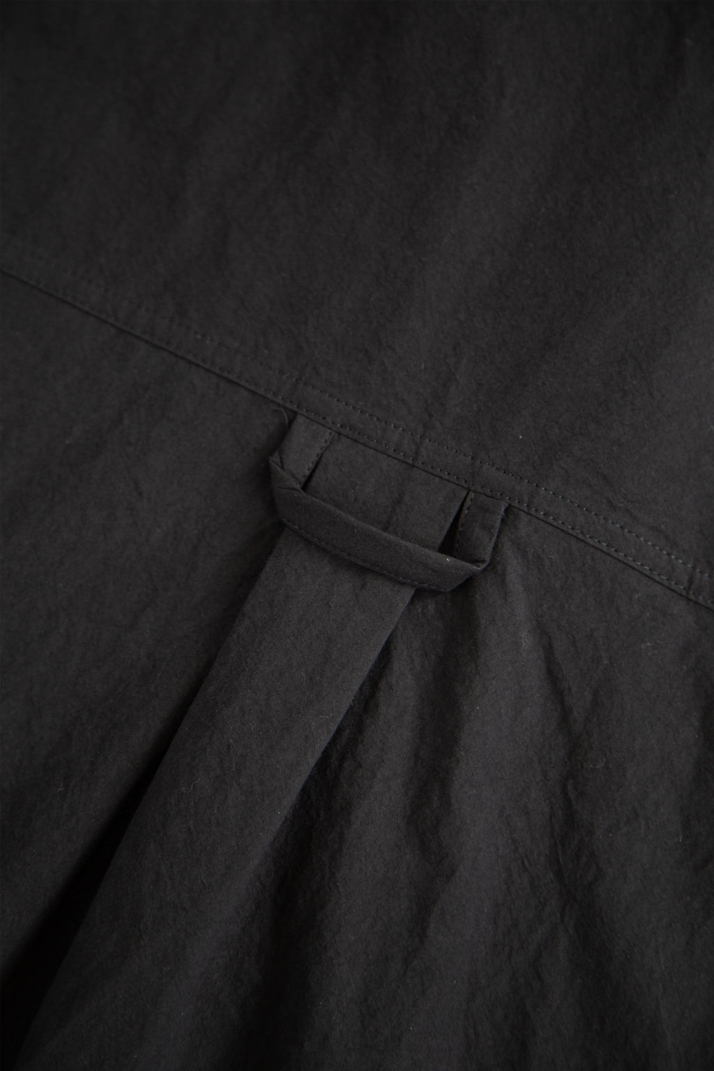 Camicia nera in popeline con zip e maniche corte