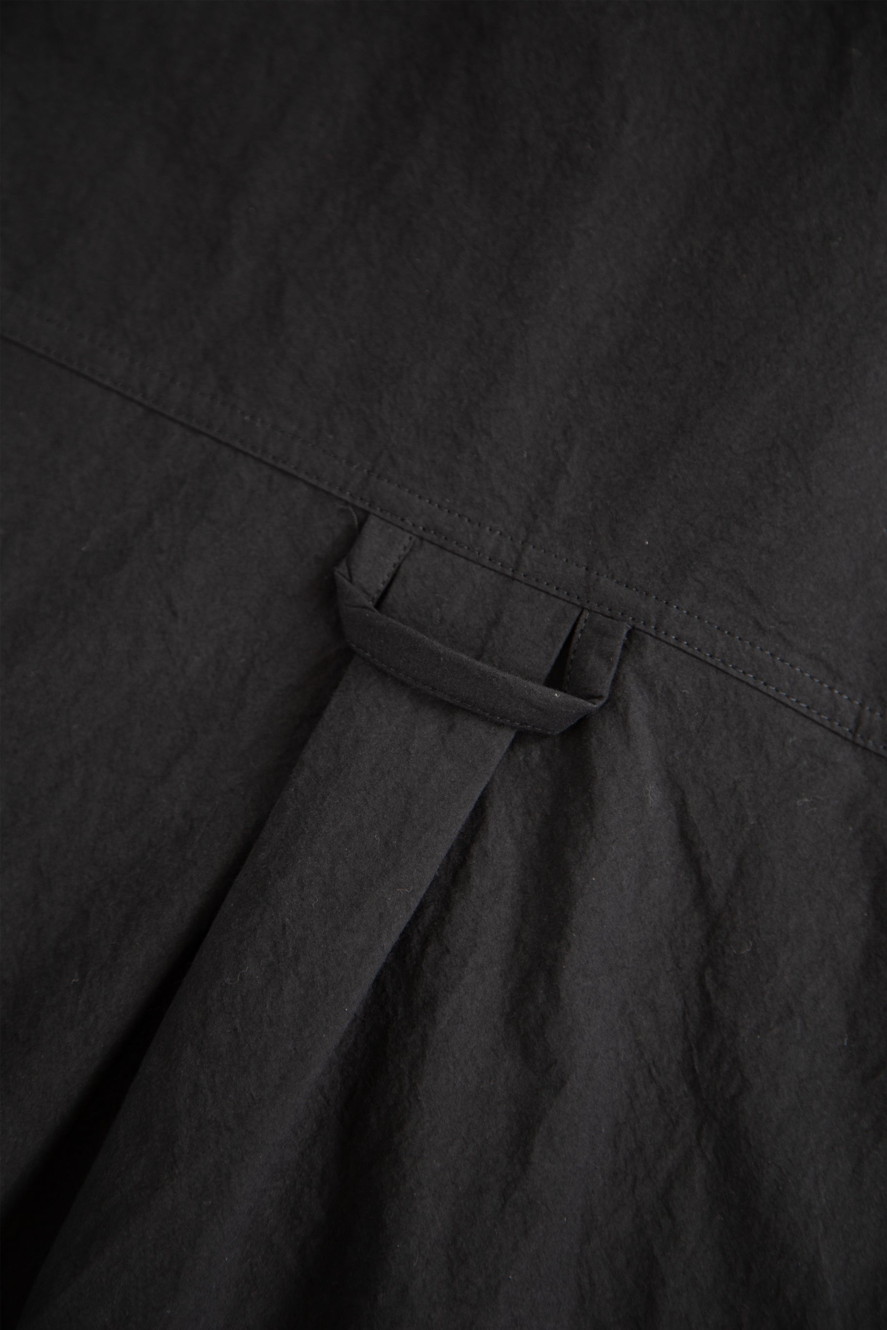 Camicia nera in popeline con zip e maniche corte