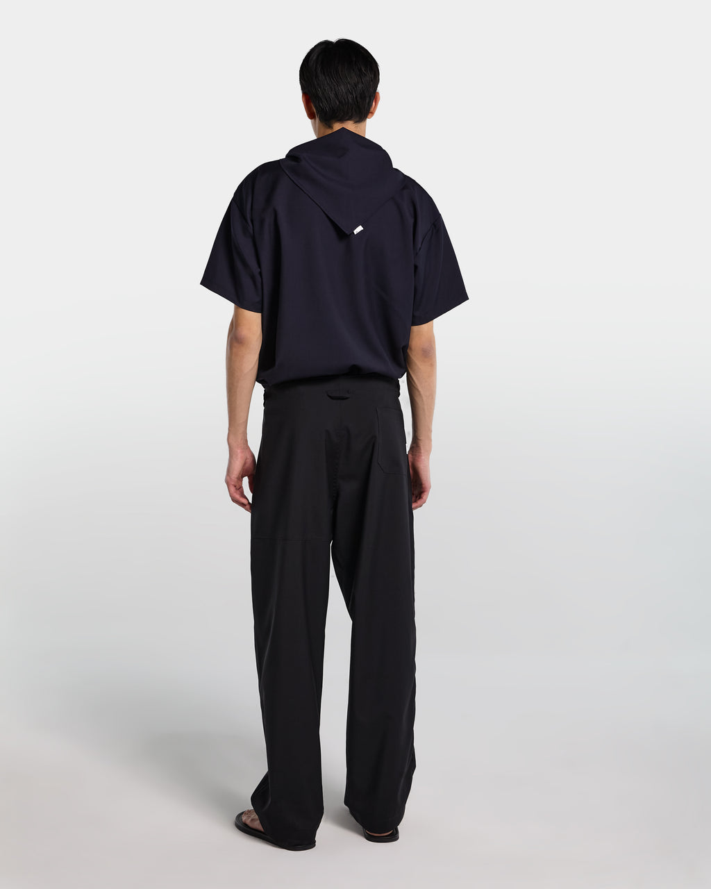Pantalone nero in frescolana con vita regolabile