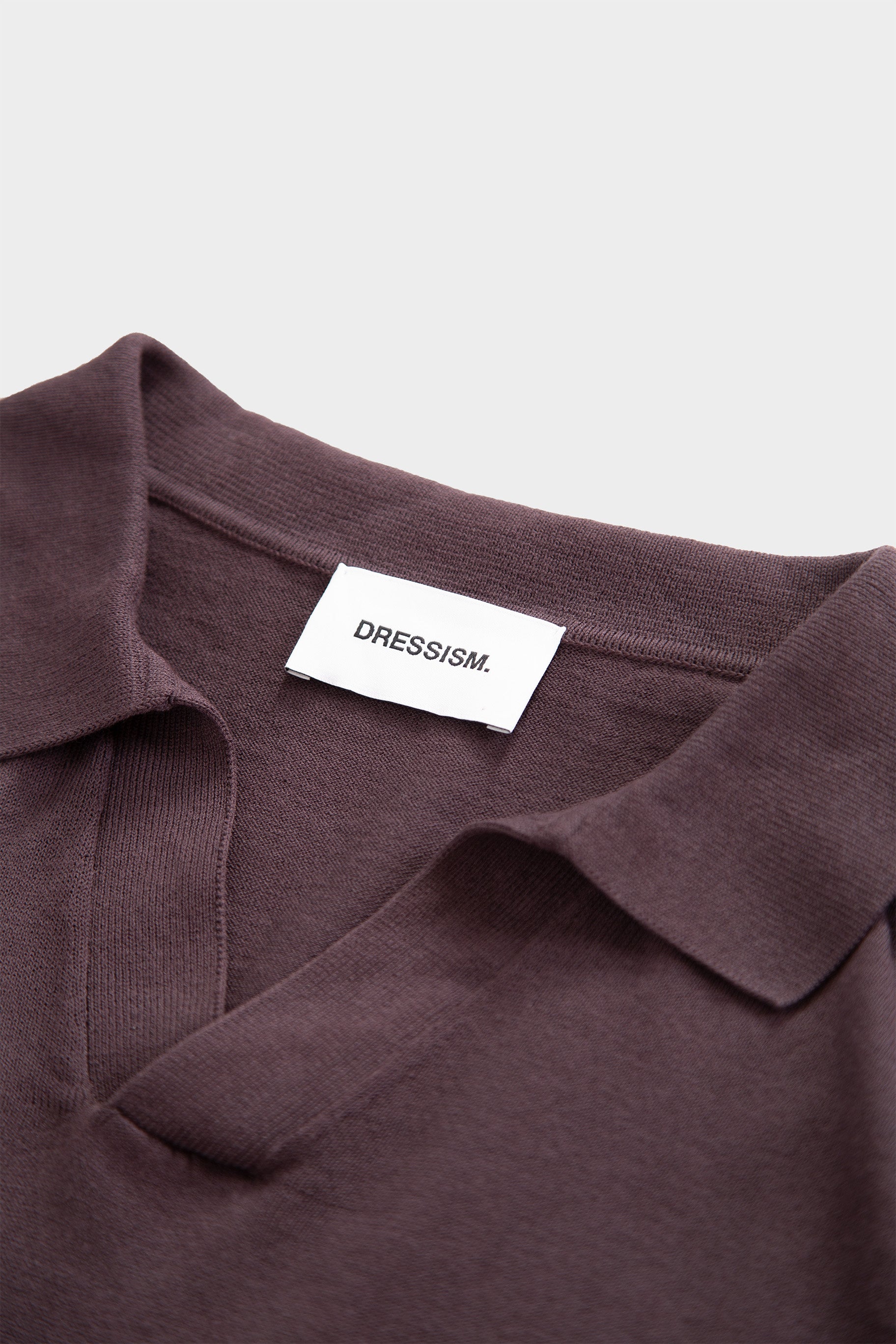 Polo in cotone marrone con collo aperto