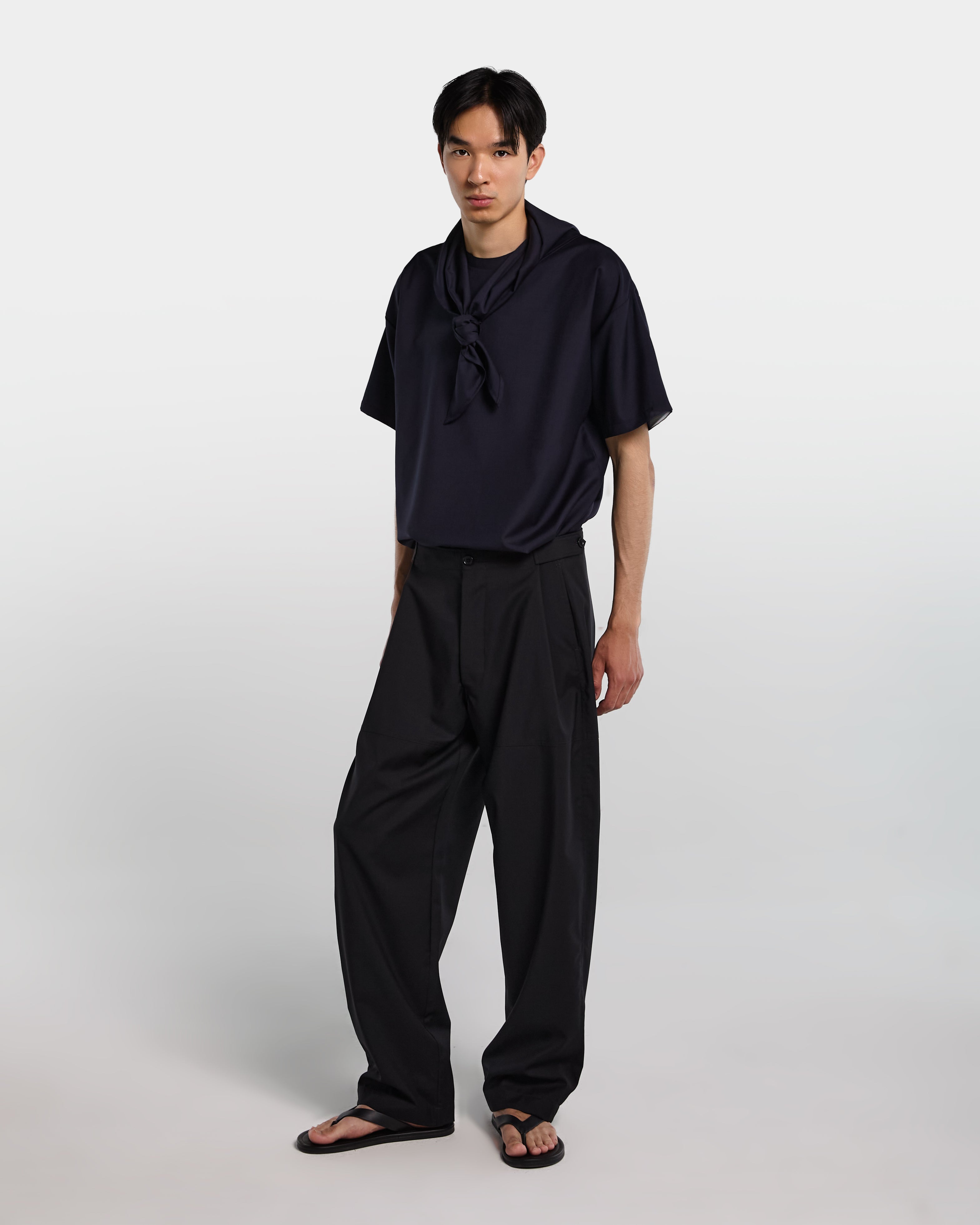 Pantalone nero in frescolana con vita regolabile