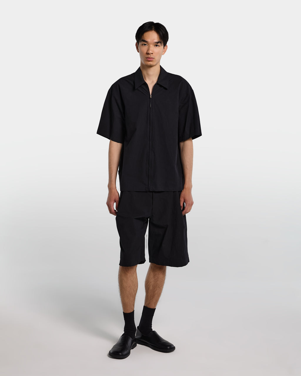 Camicia nera in popeline con zip e maniche corte
