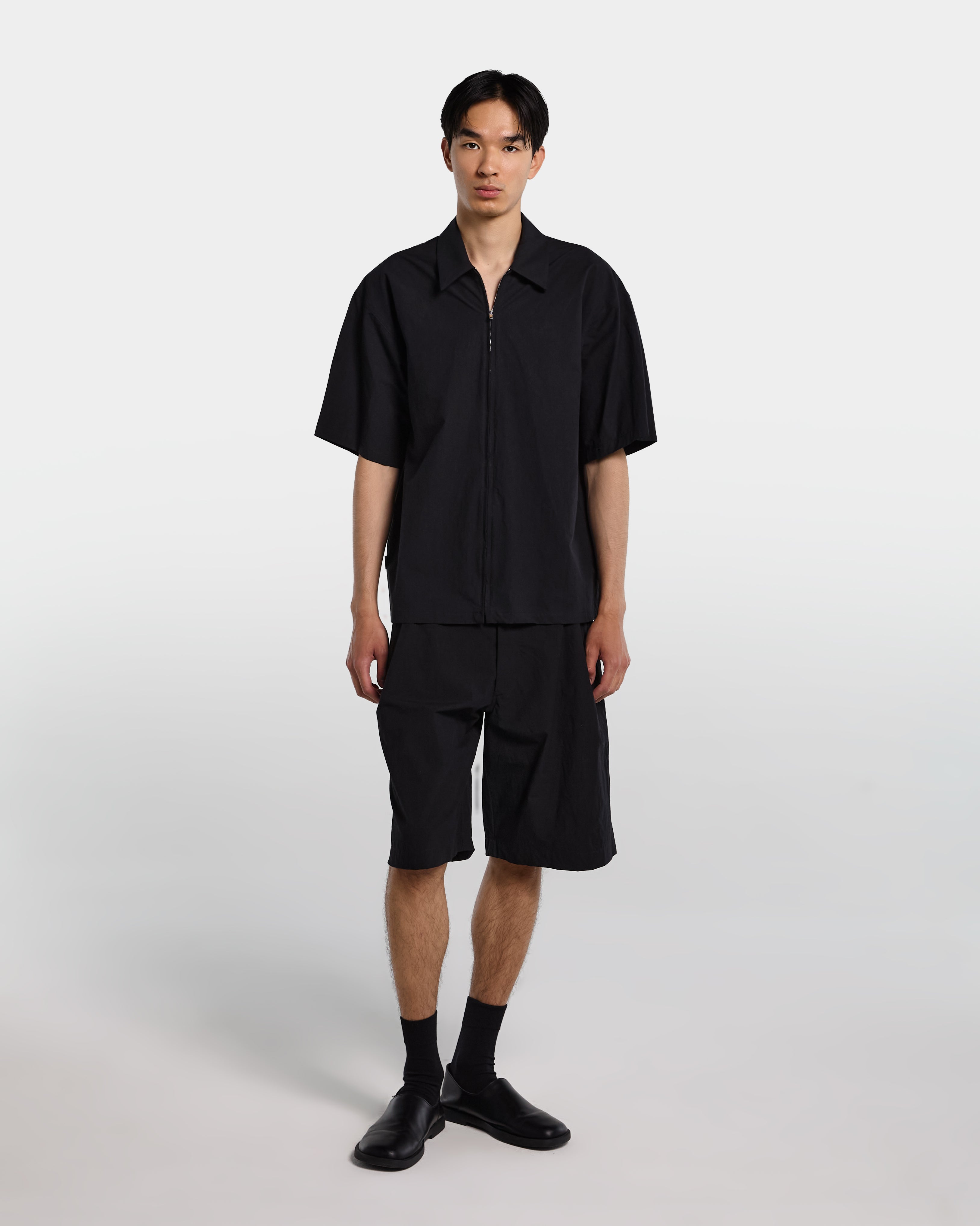 Camicia nera in popeline con zip e maniche corte