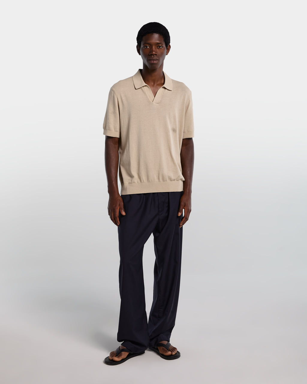 Polo in cotone color sabbia con collo aperto