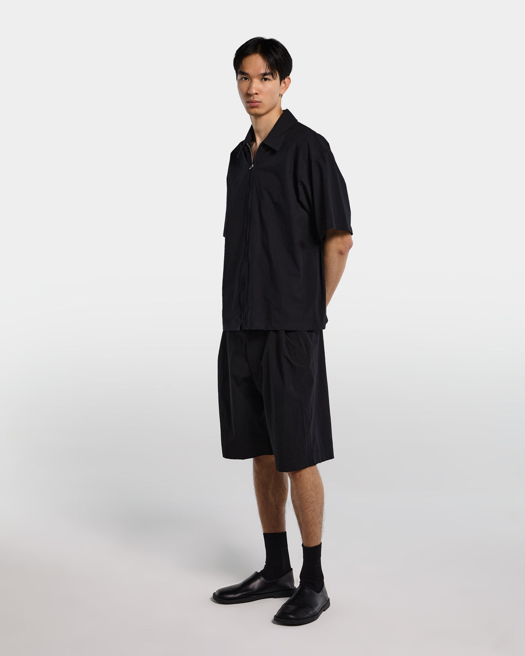 Camicia nera in popeline con zip e maniche corte