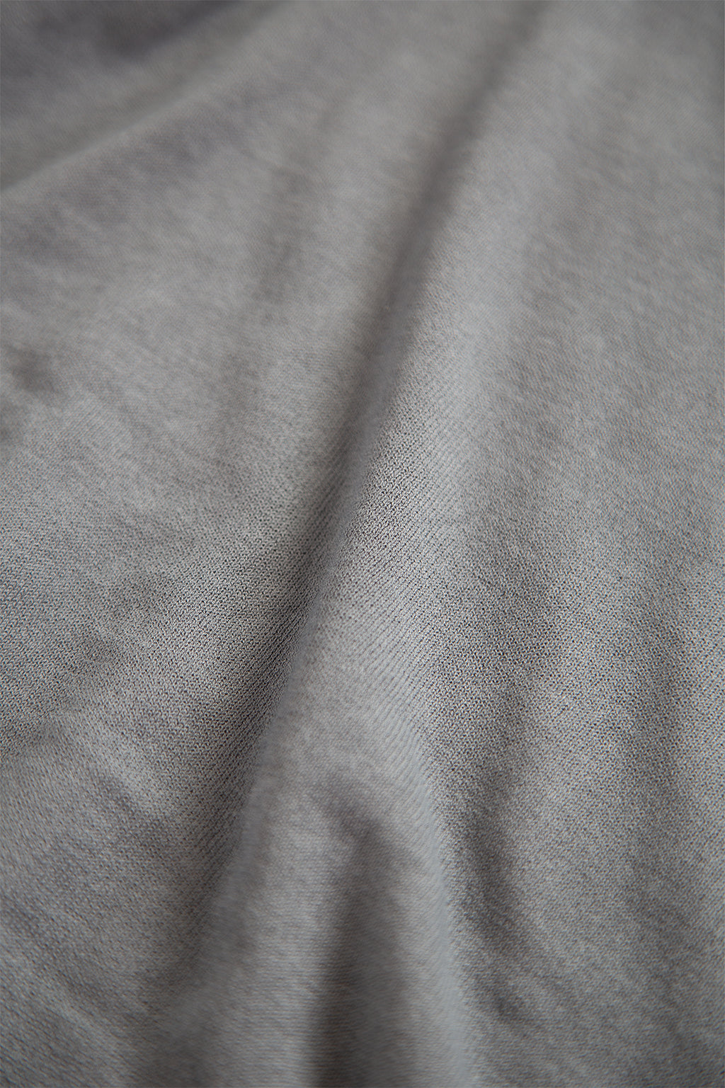 T-shirt grigia in maglia