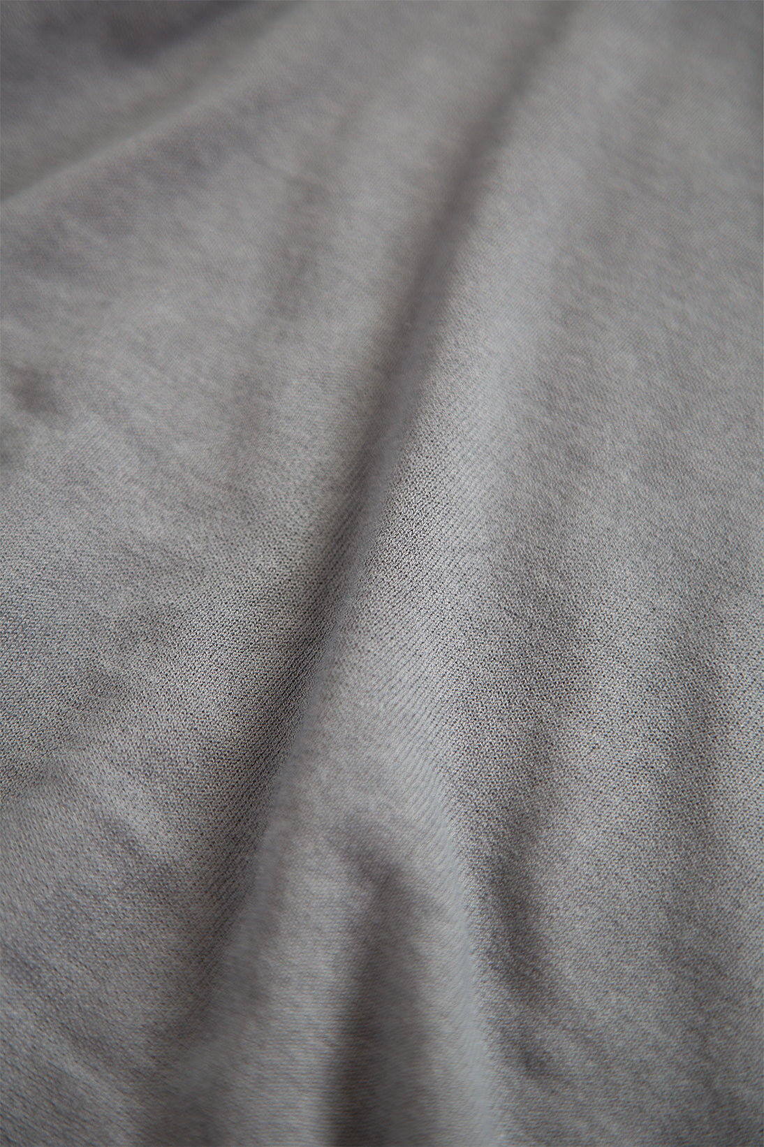 T-shirt grigia in maglia