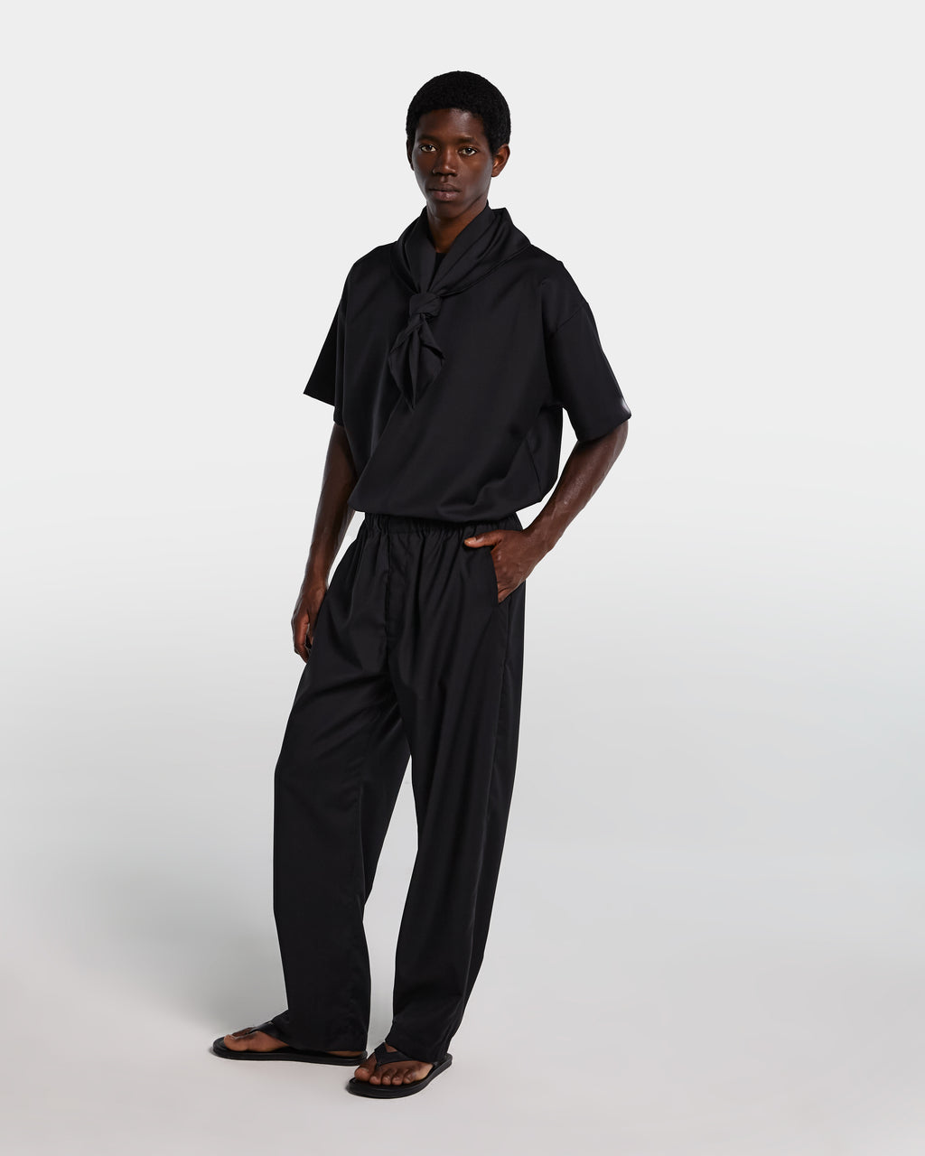 Pantalone nero loose fit in frescolana