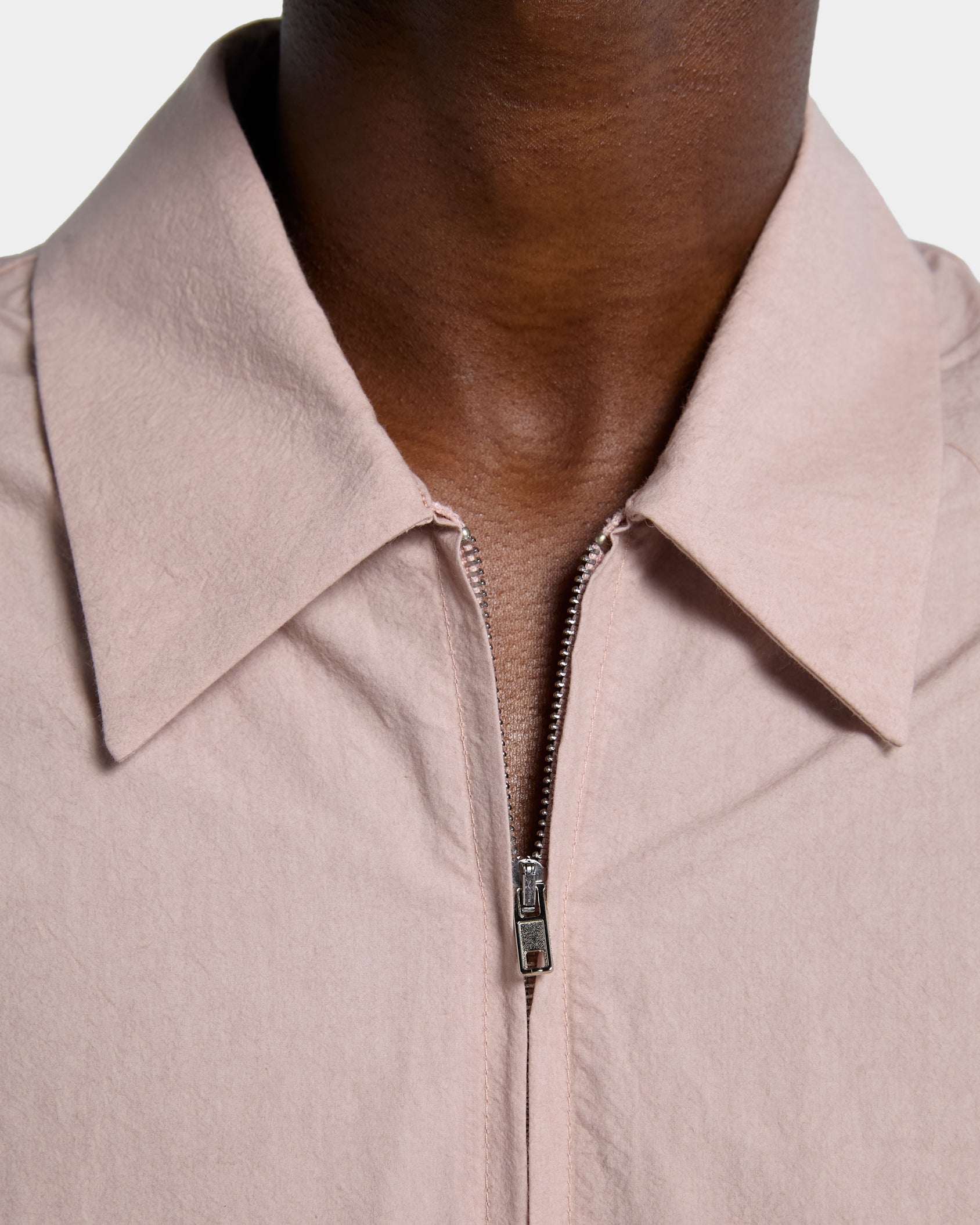 Camicia in popeline rosa con zip e maniche corte