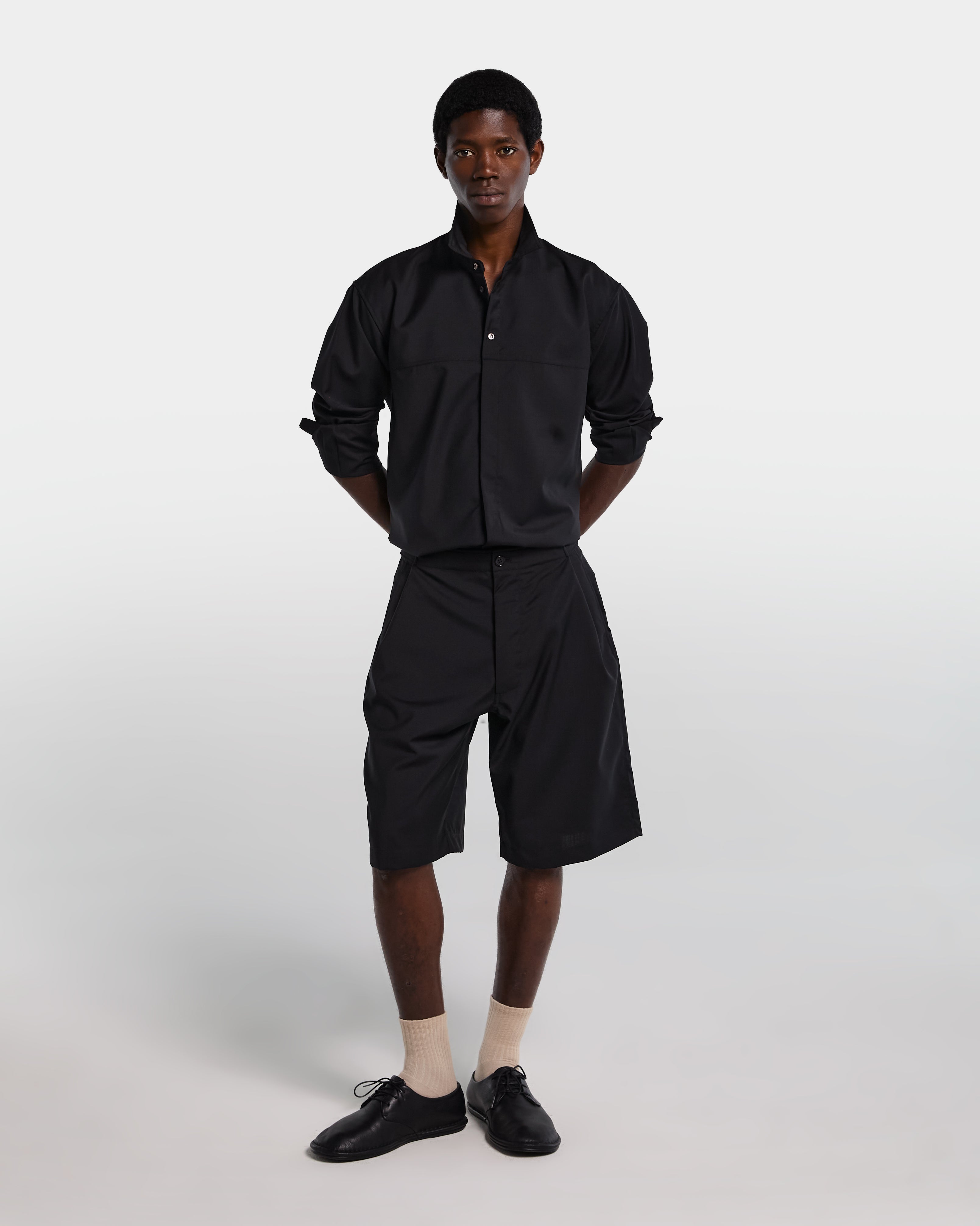 Overshirt nera in frescolana con maniche lunghe