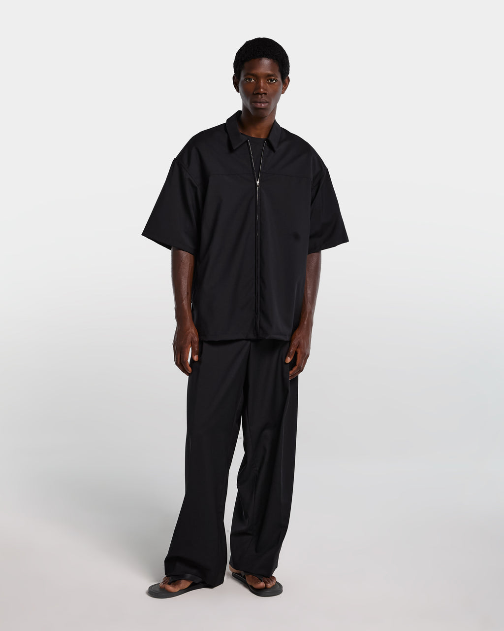 Camicia nera in frescolana con zip
