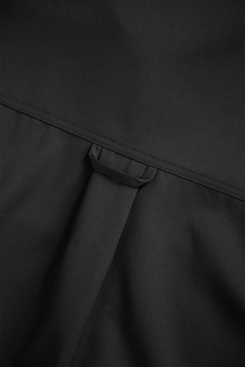 Overshirt nera in frescolana con maniche lunghe