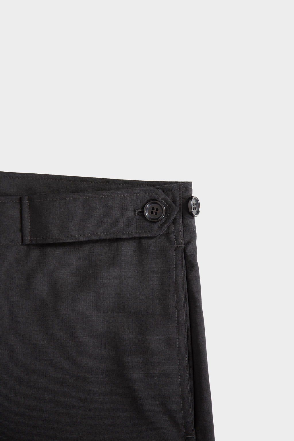 Pantalone nero in frescolana con vita regolabile