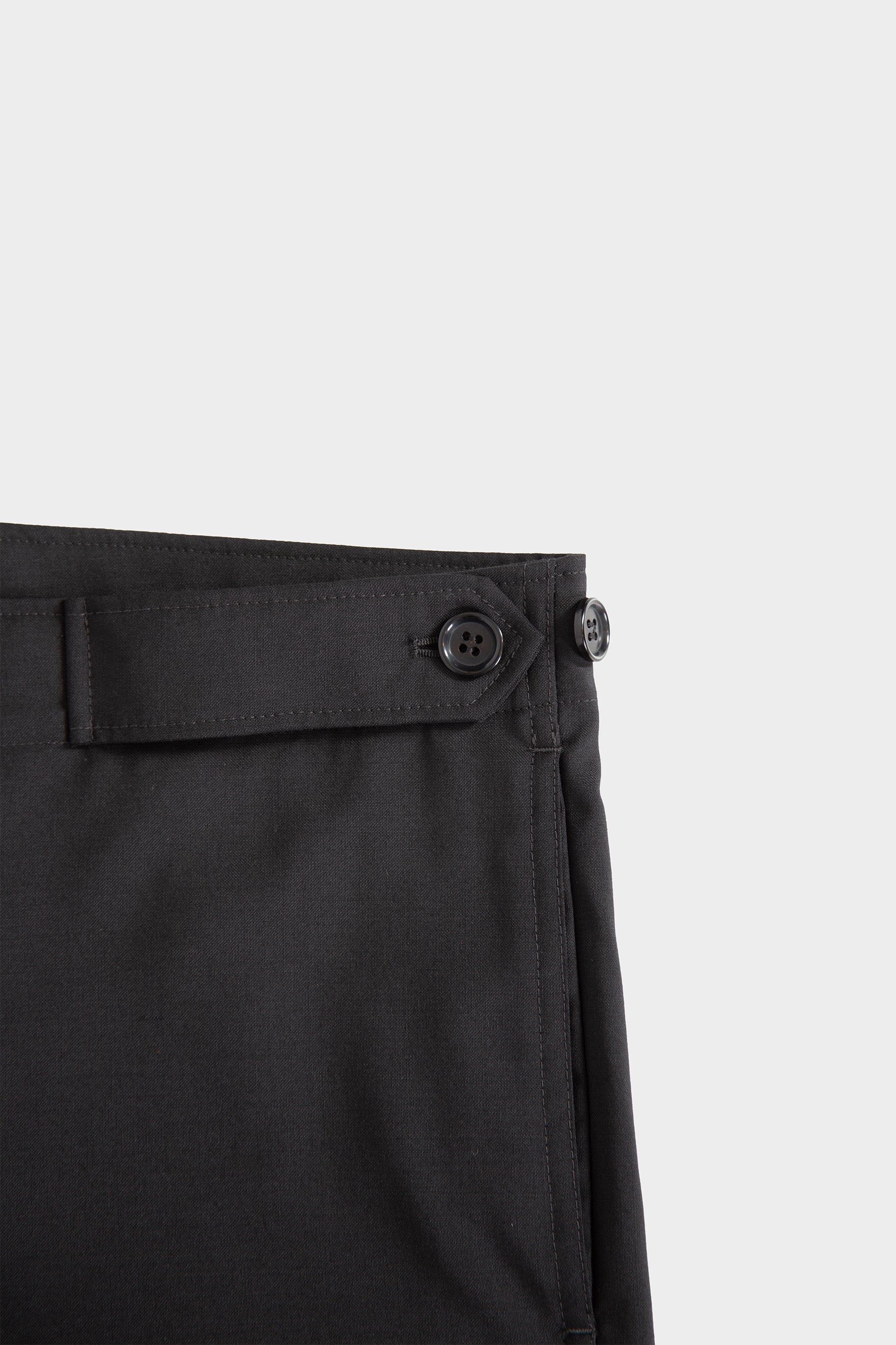 Pantalone nero in frescolana con vita regolabile