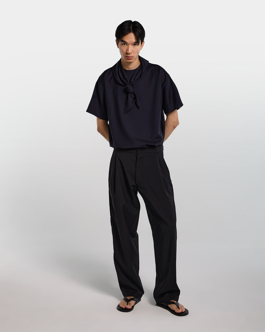 Pantalone nero in frescolana con vita regolabile