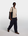 Polo in cotone color sabbia con collo aperto