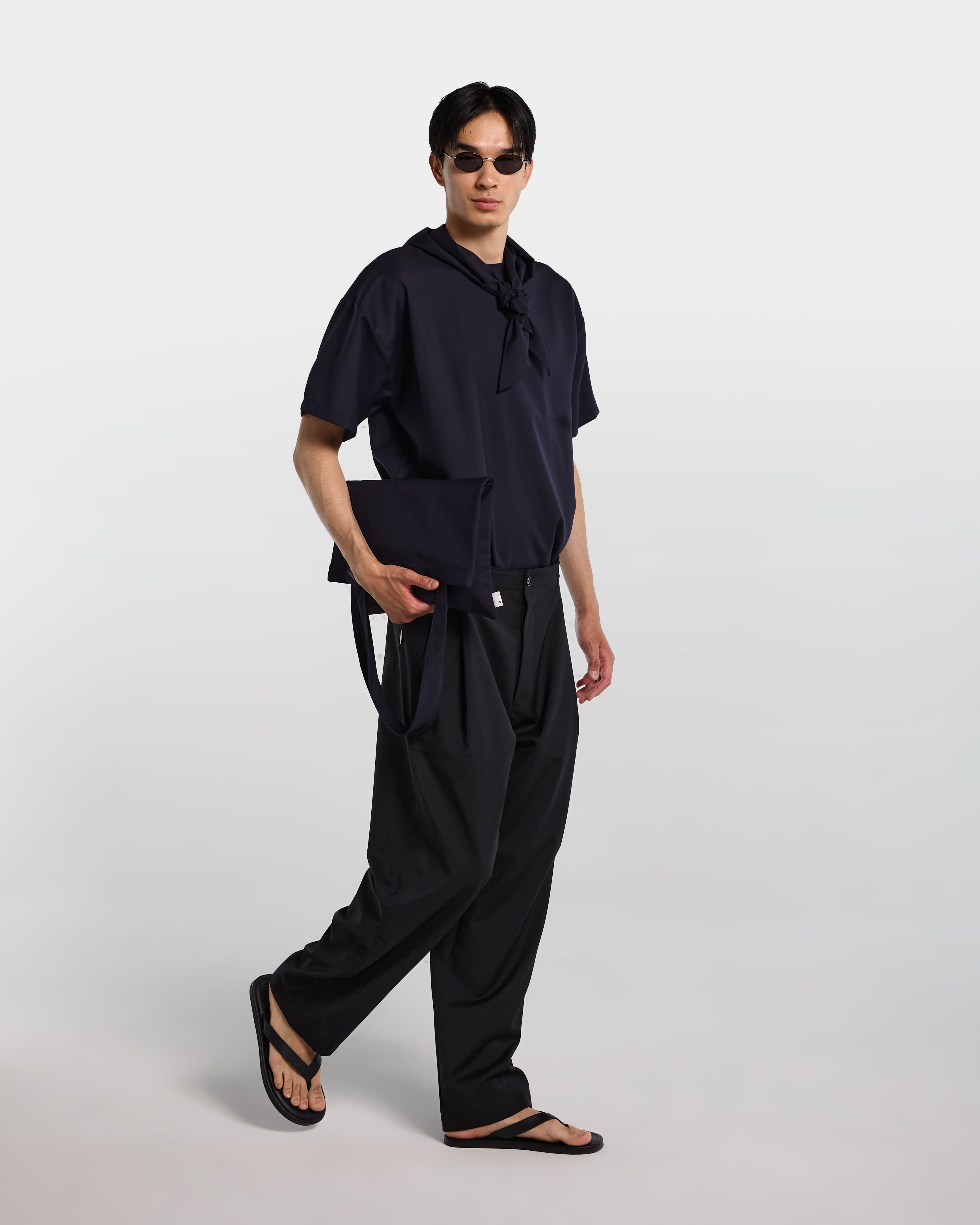 Pantalone nero in frescolana con vita regolabile