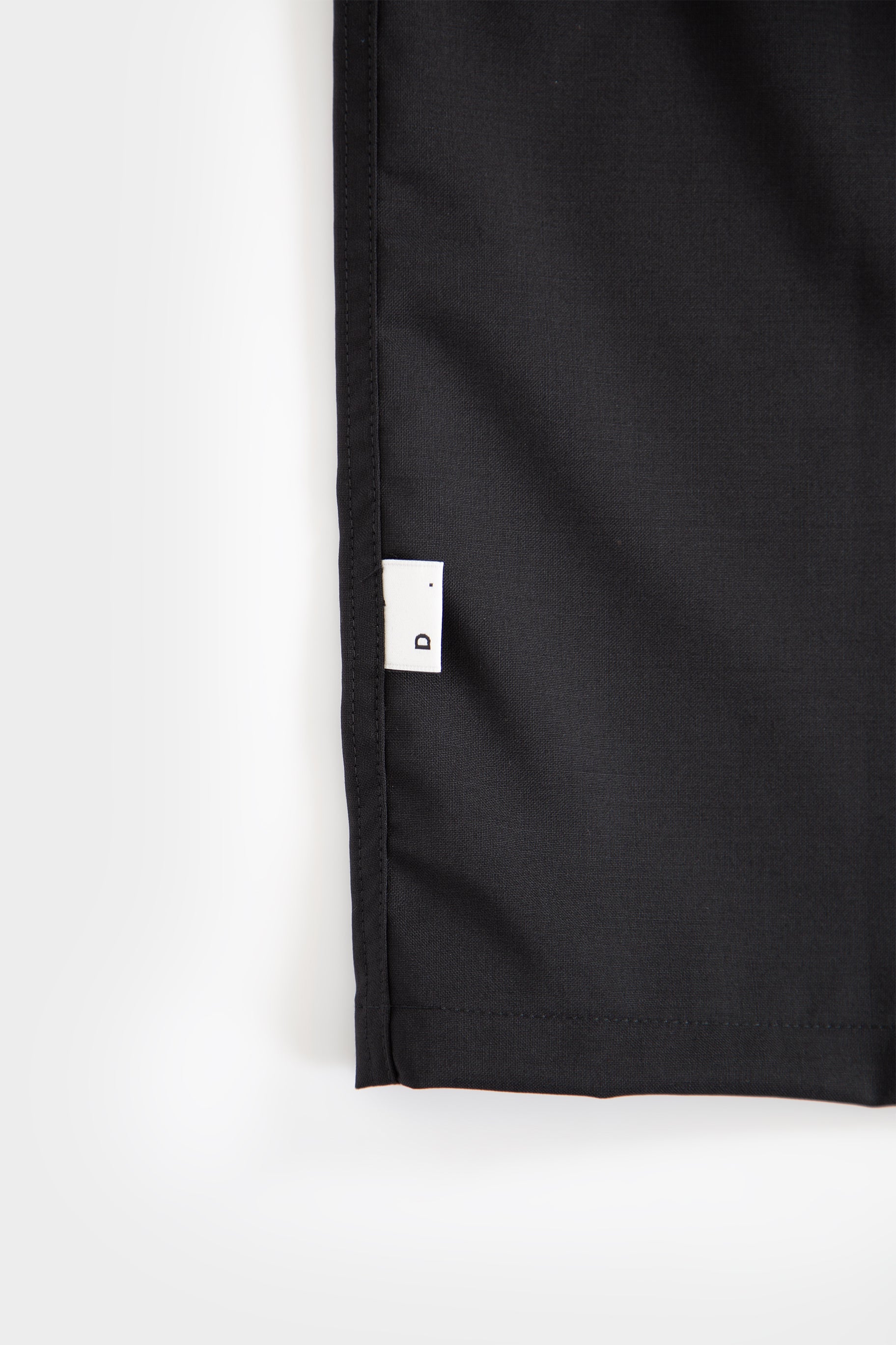 Camicia nera in frescolana con zip